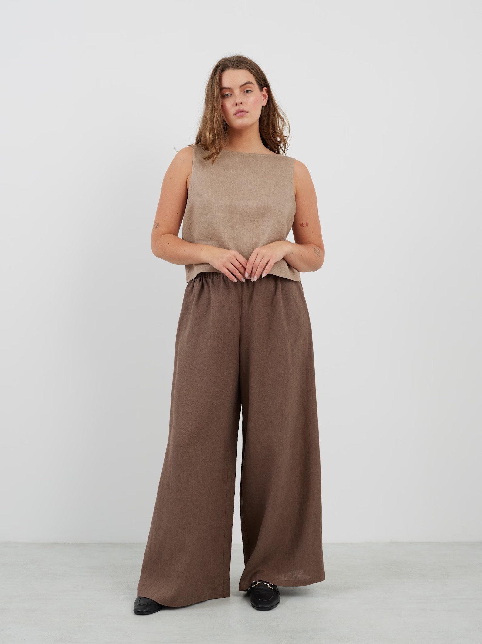 A model wearing a two-tone linen tank and wide leg pants set from Love & Confuse.