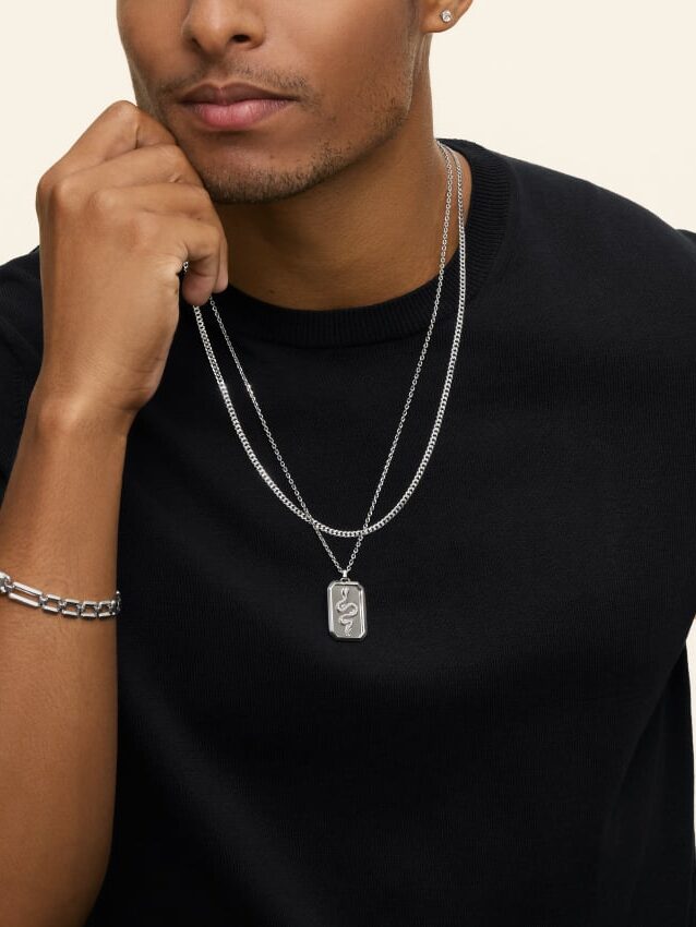 A model wearing a Brilliant Earth curb chain necklace.
